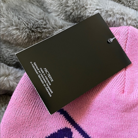 ✨ Arc’teryx Pink Logo Beanie – One Size NWT ✨ - Picture 6 of 6